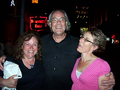 2008 Toronto Just for Laughs Festival - Robert Klein, headliner with the girls out on the street