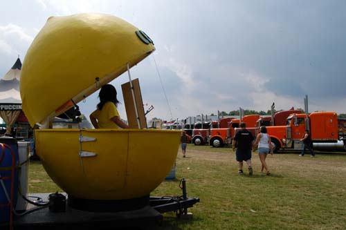 2008 Fergus Truck Show - lemonade stand by the entrance to the show