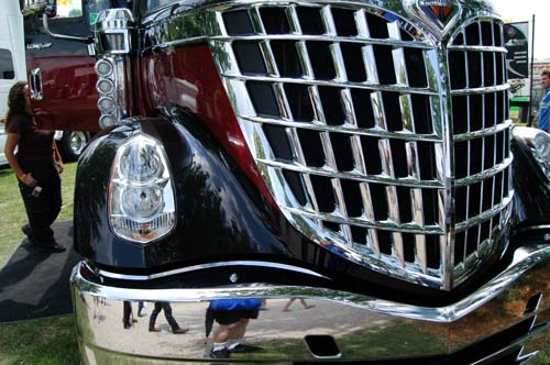 2008 Fergus Truck Show - grill of a shiny truck