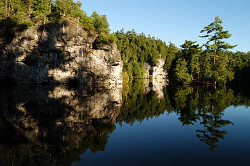 Rockwood Conservation Area GRCA - limestone cliffs along the shoreline