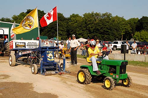 2008 Erin & Acton combined tractor pull - 800 pound class - givin' it
