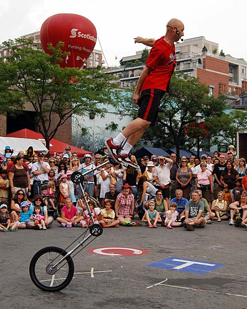 2008 Toronto Buskerfest - Mr Spin dismounts from his 'suicycle'
