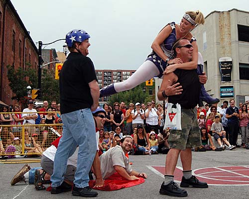 2008 Toronto Buskerfest - Sharon Mahoney as 'Tallulah'