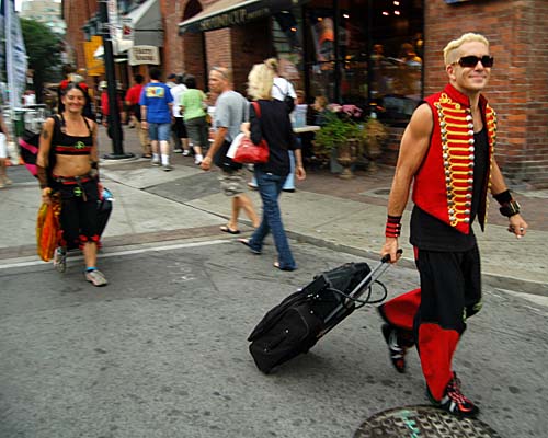 2008 Toronto Buskerfest - performers walk towards their next show