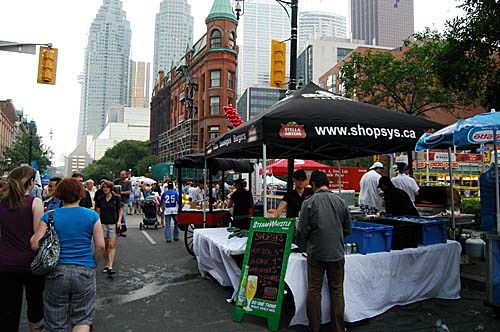 2008 Toronto Buskerfest -  crowds along Front Street