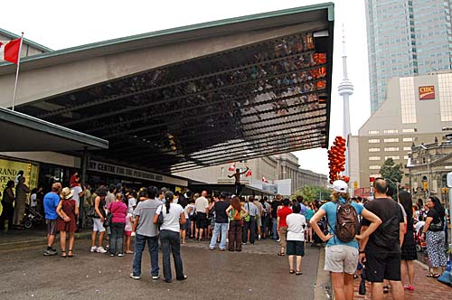 2008 Toronto Buskerfest - Sony Theatre overhang
