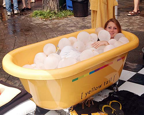 2008 Toronto Buskerfest - Yellow Tail wine bubble bath