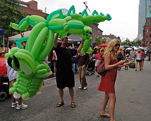 2008 Toronto Buskerfest - balloon dragon
