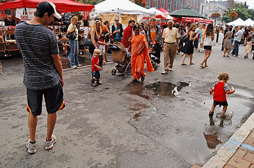 2008 Toronto Buskerfest - kid splashes in a puddle