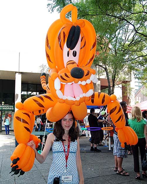 2008 Toronto Buskerfest - tiger balloon figure