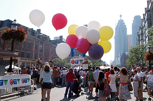 2008 Toronto Buskerfest - Flam Chen balloons