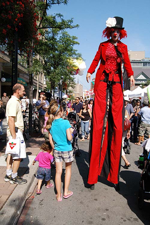 2008 Toronto Buskerfest - stilt walker