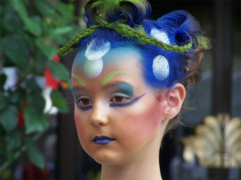 2006 Toronto Buskerfest - girl gets her face painted