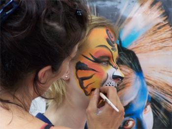 2006 Toronto Buskerfest - getting face painted