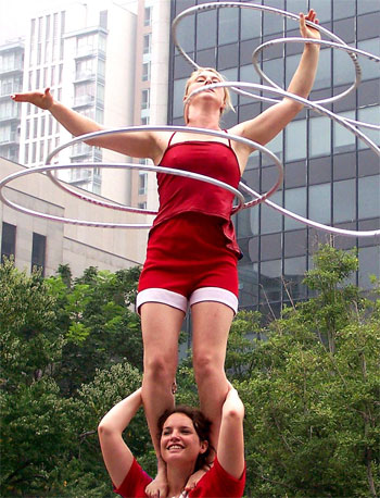 2006 Toronto Buskerfest -  Australian airlines - hola hoops while on performers shoulders