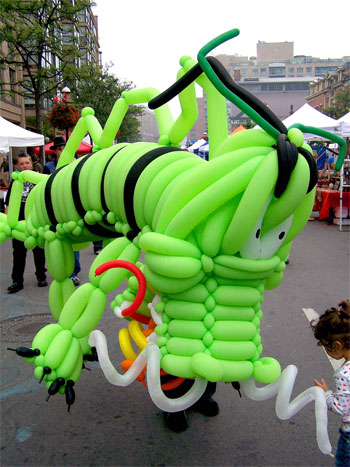 2006 Toronto Buskerfest - large balloon dragon
